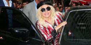 [FOTO] Jatuh Terjungkal, Lady Gaga Bikin Malu Dirinya Sendiri