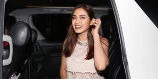 [FOTO] Jessica Iskandar Jual Sepatu-Sepatu Cantik dan Mahalnya