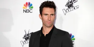 FOTO: Jika Pria Semacho Adam Levine Berubah Jadi Centil, Gemes!