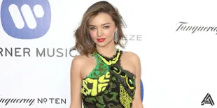 FOTO: Jogging Seru di Pantai, Miranda Kerr Pamer Perut Rata