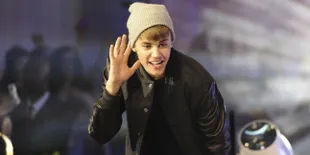 Foto Justin Bieber Dengan Skrip 'MAN OF STEEL 2' Palsu?
