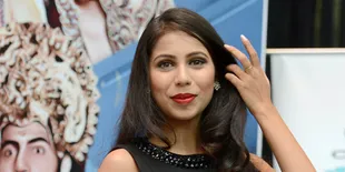 [Foto] Kangen-Kangenan, Riya Deepsi Cium Vibha Anand!