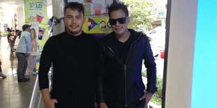 [FOTO] Kapok Jadi Banci, Joe Richard Mending Pilih Nyanyi