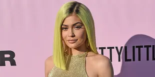[FOTO] Kartu Natal Keluarga Kardashian, Kumpul Bahagia Tanpa Kylie Jenner