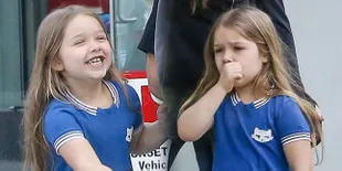 FOTO: Ke Salon, Cantiknya Harper Beckham Pakai Sandal Jepit