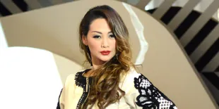 Foto: Kehamilan Masuki Usia 8 Bulan, Indah Kalalo Rutin Yoga