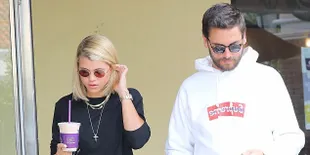 [FOTO] Kelewat Mesra, Scott Disick Bersihkan Hidung Sofia Richie