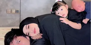 Foto Keluarga ala Aurelie Hermansyah dan Atta Halilintar, Baby Azura Jadi Penyempurna!