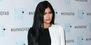 FOTO: Kenakan Gaun Transparan, Kylie Jenner Bersinar Bak Putri