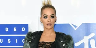 [FOTO] Kenakan 'Handuk' di Red Carpet, Rita Ora Jadi Korban Meme