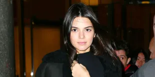 FOTO: Kendall Jenner Tampil Dengan Rambut Baru & Gaun Transparan