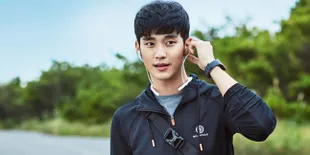 FOTO: Kepanasan, Kim Soo Hyun Nyatanya Tetap Ganteng Banget