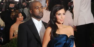 [FOTO] Ketahuan! Kanye West Cium dan Remas Kim Kardashian