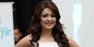 [Foto] Ketemu Dewi Perssik, Shafaq Naaz Jadi Ikutan Gokil