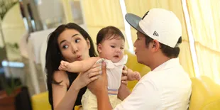 [FOTO] Ketika Baby Gempi Pose Bareng Gisel di Pantai, Imut Badai!