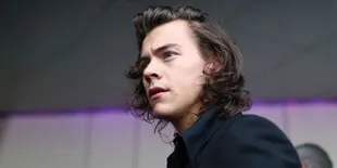 [FOTO] Ketika Baju Harry Styles Dipinjam Pacar Barunya, Mau Tahu?