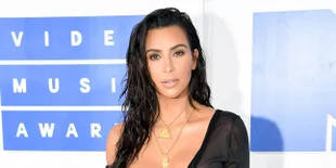 FOTO: Kim Kardashian Menjelma Jadi Pengantin Nakal, Hot Abis!