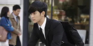 [FOTO] Kim Soo Hyun Syuting 'Producer', Lebih Mirip Do Min Joon