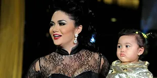 [Foto] Kocak! Krisdayanti - Amora, Saingan Teriak di Atas Panggung