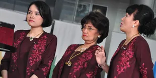 [Foto] Kompaknya Para Istri Eyang Subur Berbalut Merah Marun