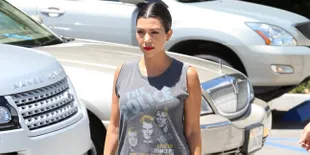 FOTO: Kourtney Kardashian Dandan 16 Tahun Lebih Muda, Cantik!