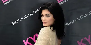 [FOTO] Kylie Jenner Ekspose Bekas Luka di Pahanya