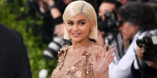 [FOTO] Kylie Jenner Mendadak Muncul Dengan Perut Kempis, Sudah Lahiran?