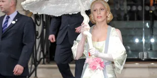 [Foto] Lady Gaga Berdandan Mirip Miley Cyrus