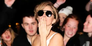 [Foto] Lady Gaga Telanjang Dada di Artwork 'ARTPOP'