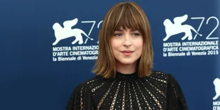 [FOTO] Lagi! Dakota Johnson &#38; Chris Martin Ketahuan Bareng di Paris