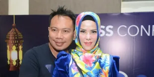 Foto Lebaran Bareng Vicky Prasetyo, Baby Bump Angel Lelga Mulai Terlihat?