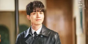 FOTO: Lee Dong Wook Pakai Sandal Jepit & Duduk di Trotoar