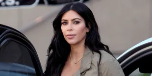 [FOTO] Liburan, Kim Kardashian Basah-Basahan di Bawah Air Terjun