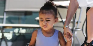 [FOTO] Lucu Maksimal! Begini Gaya North West di Baby Shower Kim K