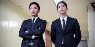 FOTO: Macho & Pakai Jas, Song Joong Ki - Jin Goo Adu Ganteng