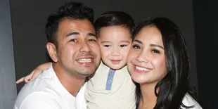 FOTO: Manis! Raffi, Nagita & Rafathar Kompak Pakai Busana Muslim