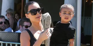 [FOTO] Masih 2 Tahun, North West Sudah Berani Pakai 'Tato'