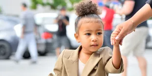 [FOTO] Masih 3 Tahun, North West Sudah Bawa Tas Mewah Rp 13 Juta