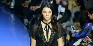 FOTO: Melenggang di Atas Runway, Kendall Jenner Cantik Sempurna