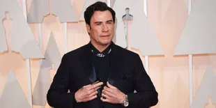[FOTO] Memalukan! Risleting John Travolta Terbuka di Depan Umum