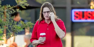 [FOTO] Mengaku Jadi Wanita, Tangis Ayah Kim Kardashian Pecah