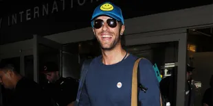[FOTO] Mesra Abis! Chris Martin Gendong Pacar di Depan Umum