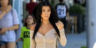 [FOTO] Mesra Banget! Kourtney Kardashian &#38; Pacar Brondongnya Tertangkap Ciuman