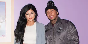 [FOTO] Mesra di Bawah Pohon Natal, Kylie Jenner & Tyga Ciuman