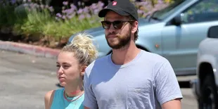 [FOTO] Miley Cyrus - Liam Hemsworth Kencan Romantis di Pantai