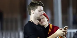 [FOTO] Miley Cyrus - Schwarzenegger Tertangkap Ciuman Mesra