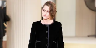 [FOTO] Momen Konyol Saat Kristen Stewart 'Nyeker' di Red Carpet