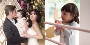 FOTO: Momen Manis Gading, Gisel & Baby Gempi Pose di Atas Motor Vespa