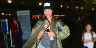 [FOTO] Muncul Dengan Gaya Berbeda, Rihanna Makin Cantik Atau ...