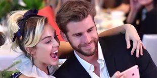 [FOTO] Natalan Bareng, Miley Cyrus Cium Mesra Liam Hemsworth